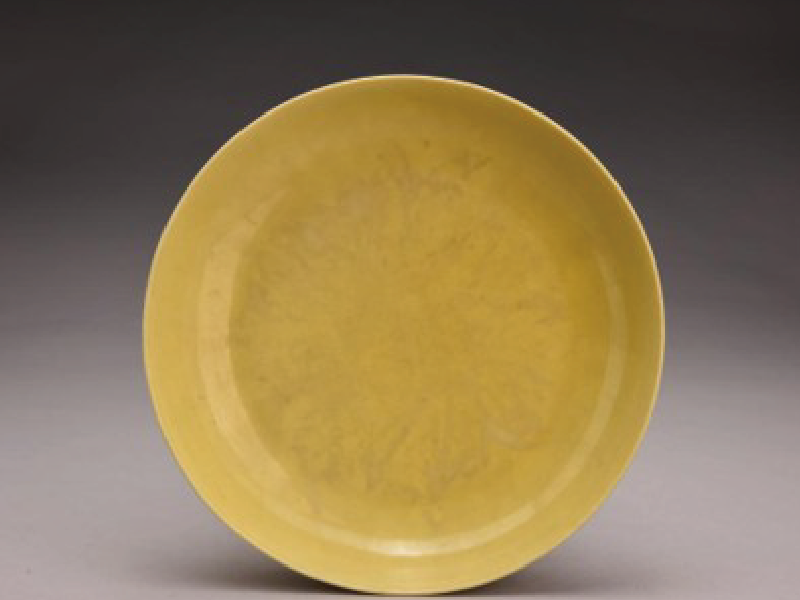 嘉庆款黄釉瓷盘